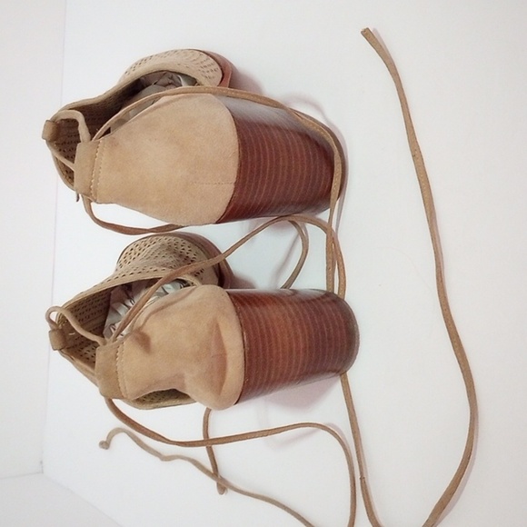 Vince Camuto soft leather Ankle Straps Heels. Tan. Triangle cut out design. Sz 7 - Picture 2 of 11